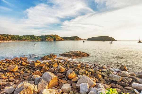 Tropisk strand i solnedgången ljus. — Stockfoto