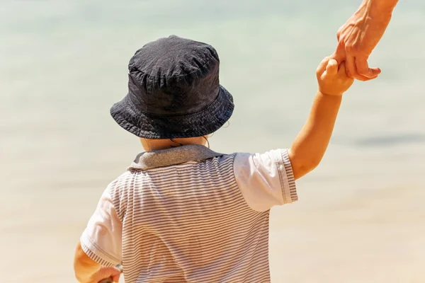 Mom is a little boy by the hand — Stock Photo, Image