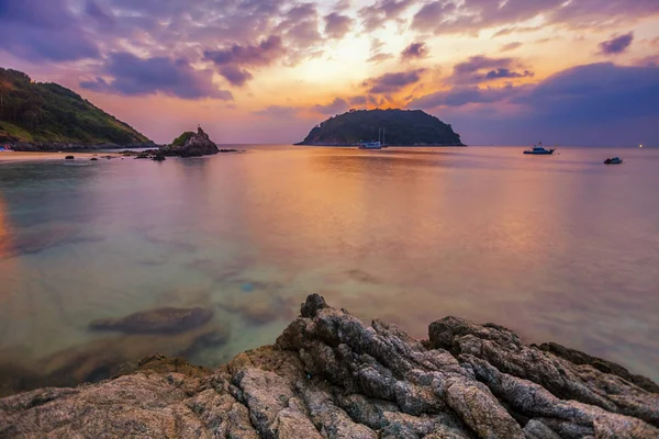 Tropisch strand bij zonsondergang. — Stockfoto