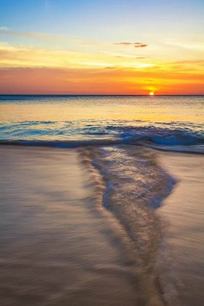 Trópusi strand naplementekor. — Stock Fotó