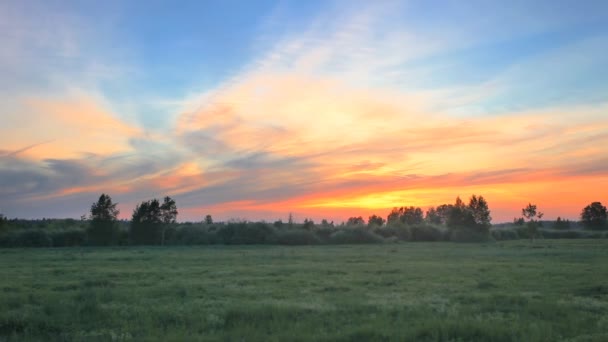 Ponury zachód słońca z dramatyczne niebo — Wideo stockowe