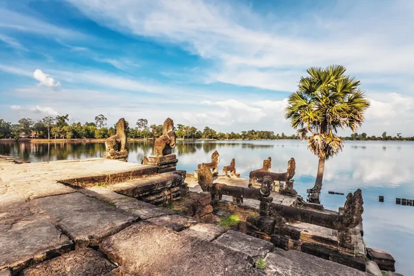 River near ancient buddhist khmer temple in Angkor Wat complex — Stock Photo, Image