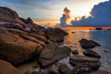 Günbatımında tropik plaj.