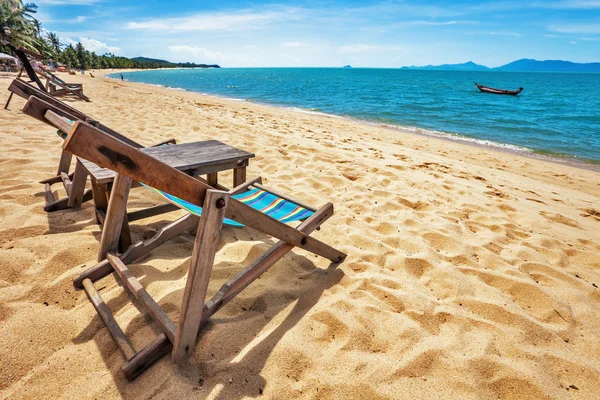 Sillas de sol en la playa — Foto de Stock