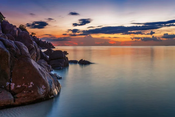 Praia tropical ao pôr do sol. — Fotografia de Stock