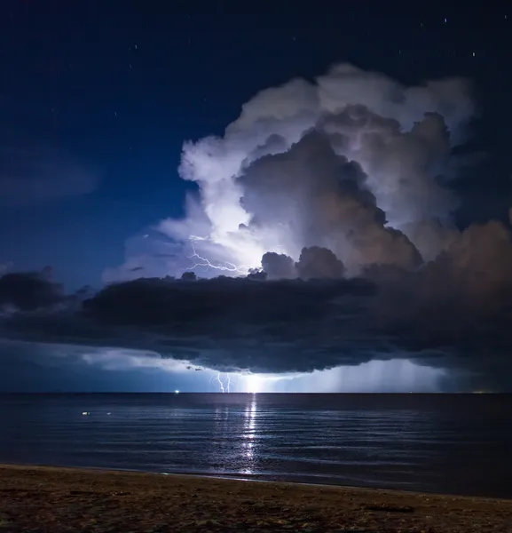 Un fulmine sopra il mare. Tailandia — Foto Stock