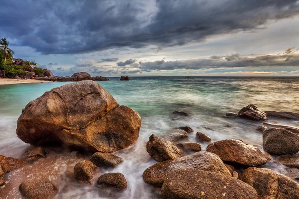 Plage tropicale sous un ciel sombre — Photo