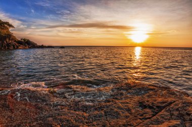 Günbatımında tropik plaj.