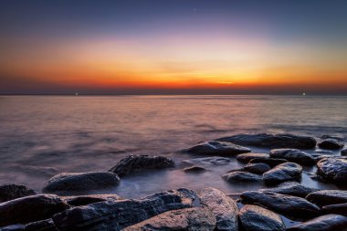 Günbatımında tropik plaj.