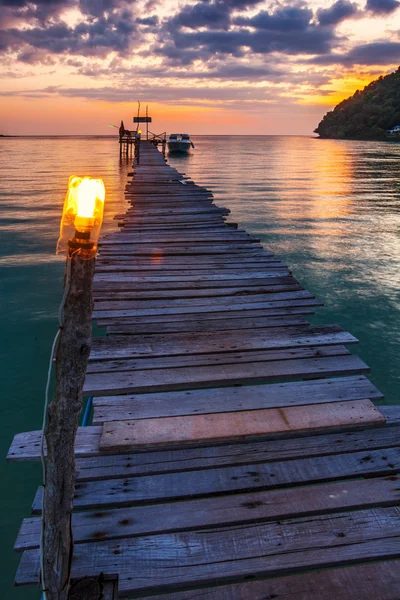 Pôr do sol sobre o mar. — Fotografia de Stock