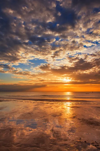 Praia tropical ao pôr do sol. — Fotografia de Stock