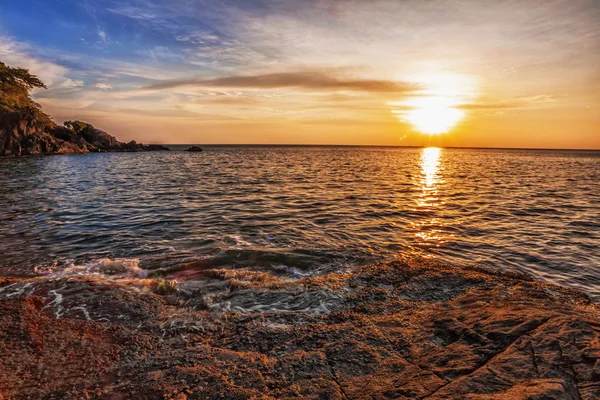 Tropická pláž při západu slunce. — Stock fotografie