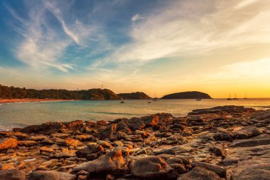 Günbatımında tropik plaj.