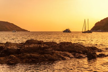 Günbatımında tropik plaj.