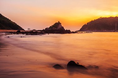 Günbatımında tropik plaj.