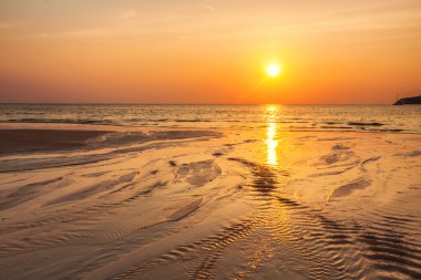 Günbatımında tropik plaj.