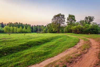 gün batımı alanında yol