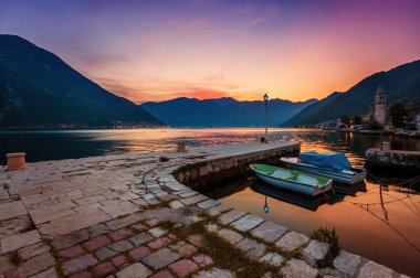 sisli dağlar deniz günbatımı