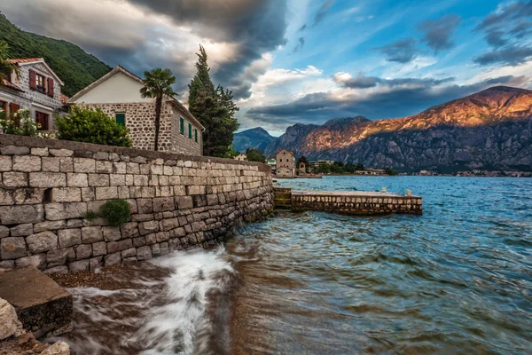 Sunset on the sea with mountains — Stock Photo, Image