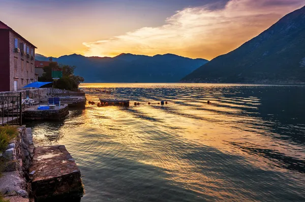 Sonnenuntergang am Meer mit den nebligen Bergen — Stockfoto