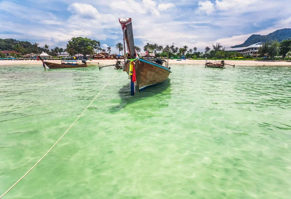 熱帯海に浮かぶ船は. — ストック写真