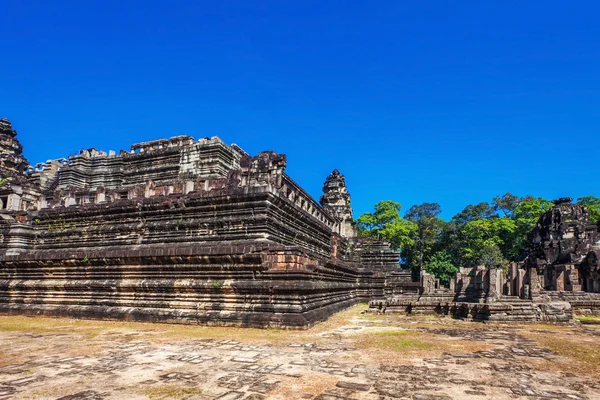 Starożytnych Khmerów świątyni buddyjskiej w angkor wat złożonych — Zdjęcie stockowe