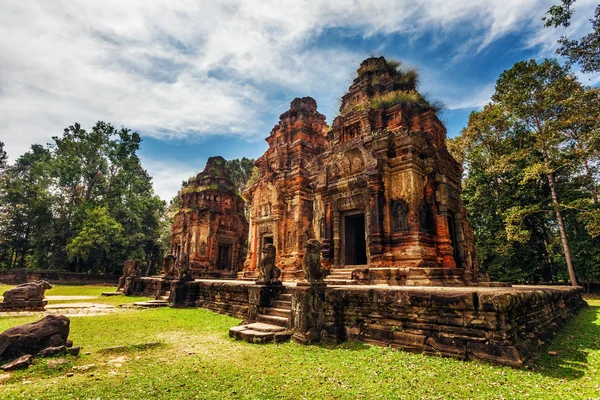 Ancient buddhist khmer temple in Angkor Wat complex — Stock Photo, Image