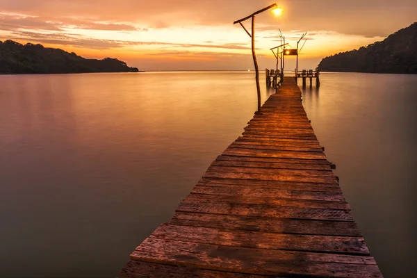 Pôr do sol sobre o mar. — Fotografia de Stock