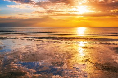 Günbatımında tropik plaj.