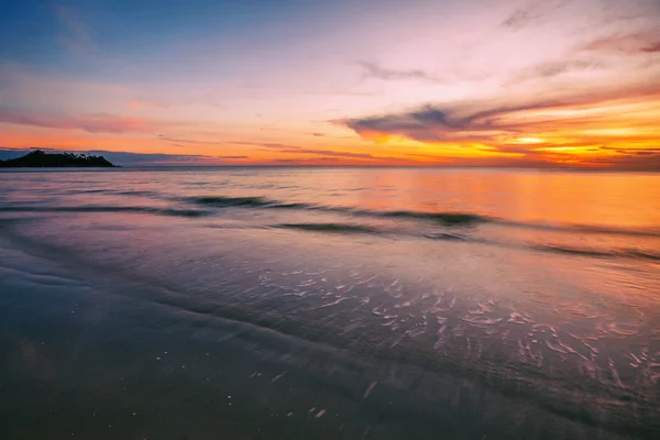 Spiaggia tropicale al tramonto. — Foto Stock