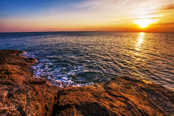 Spiaggia tropicale al tramonto. — Foto Stock