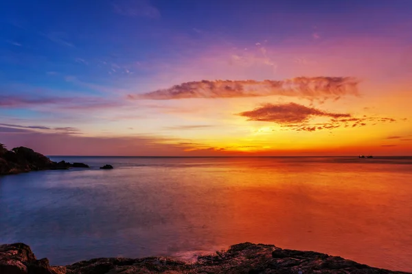 Playa tropical al atardecer. —  Fotos de Stock