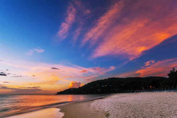 Praia tropical ao pôr do sol. — Fotografia de Stock