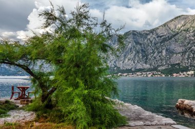 Sahil deniz ve dağ ile