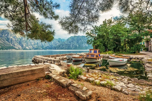 Een kleine baai met boten — Stockfoto