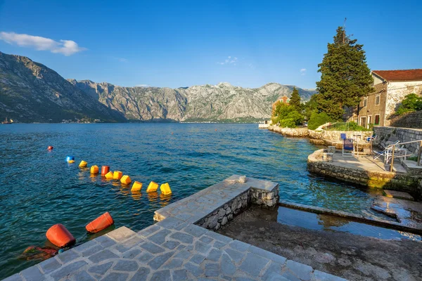 Strandpromenade mit Meer und Bergen — Stockfoto