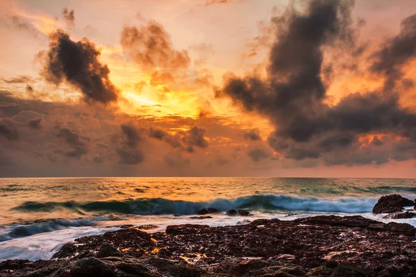 Praia tropical ao pôr do sol. — Fotografia de Stock