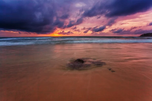 Tropisch strand bij zonsondergang. — Stockfoto