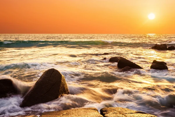 Spiaggia tropicale al tramonto. — Foto Stock