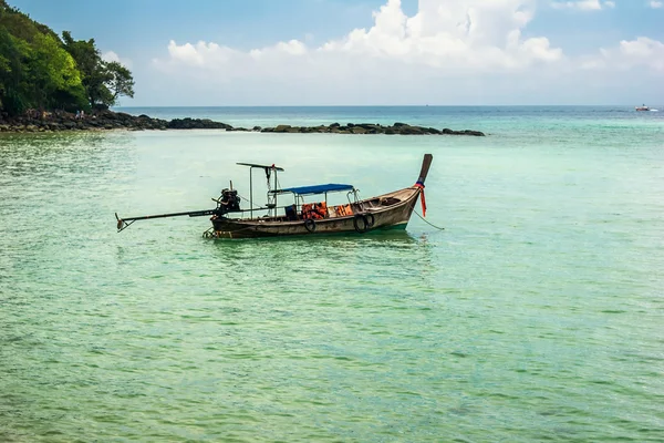 Båt i tropiska havet. — Stockfoto