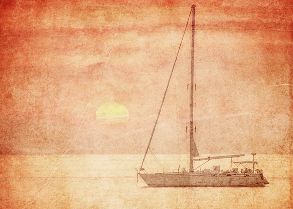Парусная лодка на фоне прекрасного заката — стоковое фото