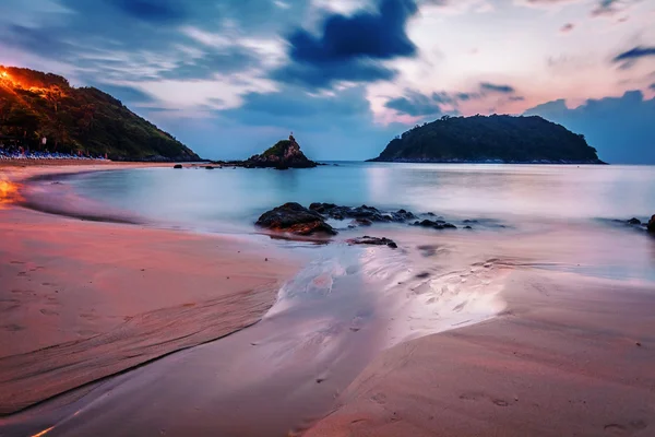 Tropisch strand bij zonsondergang. — Stockfoto