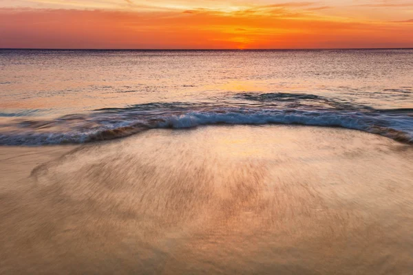 Plage tropicale au coucher du soleil. — Photo