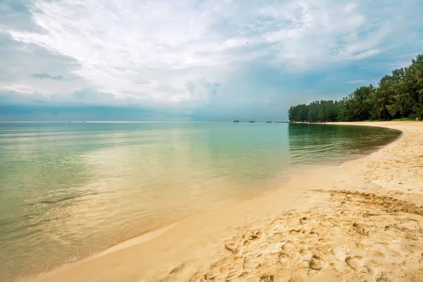 Spiaggia tropicale sotto il cielo cupo — Foto Stock