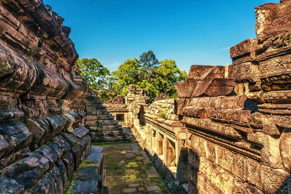 Antiguo templo khmer budista en el complejo Angkor Wat — Foto de Stock