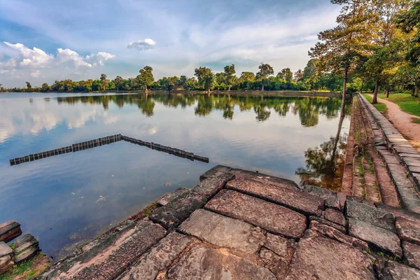 River near ancient buddhist khmer temple in Angkor Wat complex — Stock Photo, Image