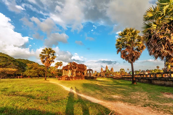 Angkor Wat temple dans la lumière du coucher du soleil chaud — Photo