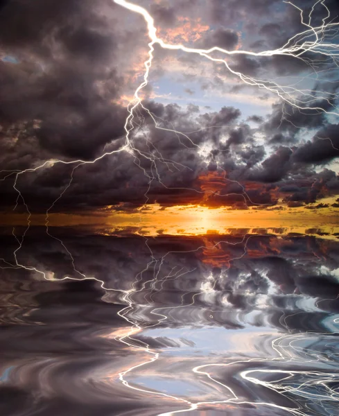 Reflection of lightning — Stock Photo, Image
