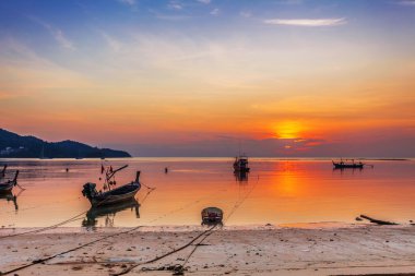 Günbatımında tropik plaj.