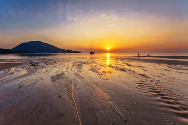 Tropischer Strand bei Sonnenuntergang. — Stockfoto